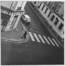 Jeune femme au bas du manteau noir ouvert