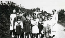 Colonies de vacances dans le nord du Morvan, groupe d'enfants posant avec le maire Charles Auray et son épouse au Bon Rupt : photographie noir et blanc.