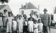 Colonies de vacances dans le nord du Morvan, groupe d'enfants posant avec le maire Charles Auray et son épouse au vieux château de Champmorlin : photographie noir et blanc.