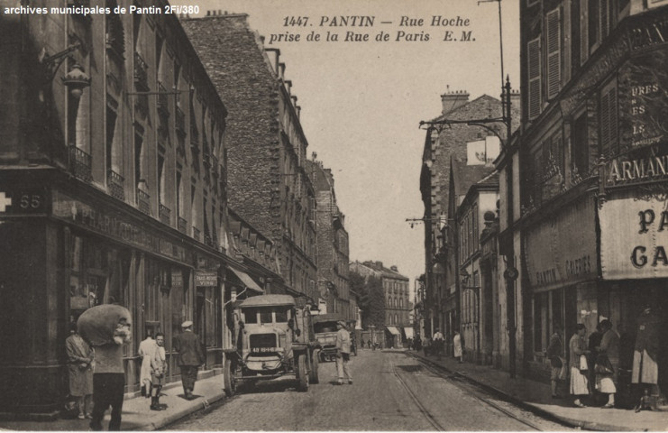 1447. Pantin - Rue Hoche prise de la rue de Paris (Pharmacie principale de Pantin).