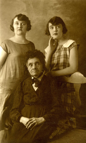Portrait de Georgette Baudon avec sa sœur Simone et leur grand-mère Eugénie Guillard : photographie en noir et blanc.
