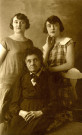 Portrait de Georgette Baudon avec sa sœur Simone et leur grand-mère Eugénie Guillard : photographie en noir et blanc.