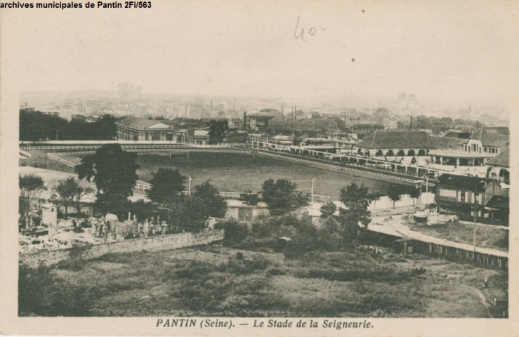 Pantin (Seine) - Le stade de la Seigneurie (école de Plein air).