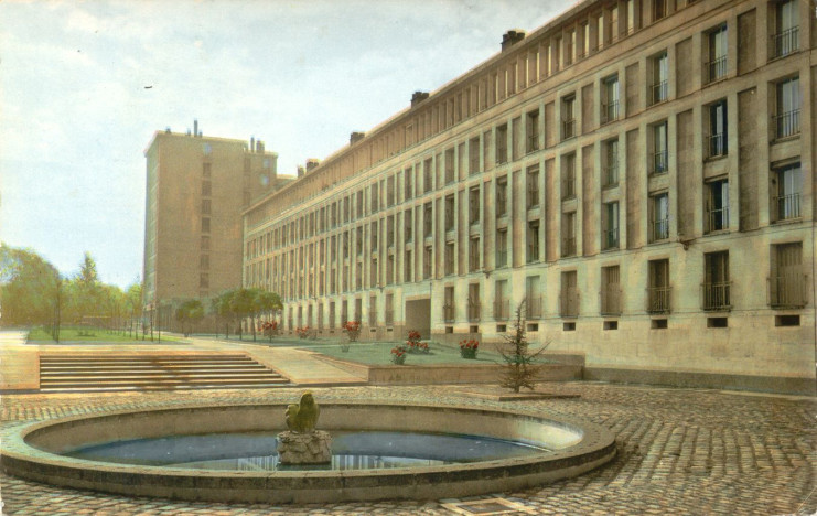 Carte postale montrant la cour de la résidence et son bassin