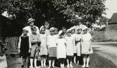 Colonies de vacances dans le nord du Morvan, groupe d'enfants posant avec le maire Charles Auray et son épouse à Chamont : photographie noir et blanc.