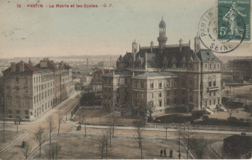 L’arrière de l’hôtel de ville et le groupe scolaire (sur la gauche de la carte postale)