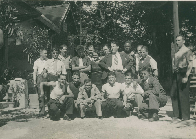 Portrait de groupe de boxeurs en costume : photographie noir et blanc.