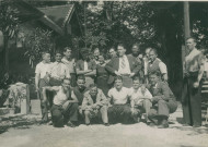 Portrait de groupe de boxeurs en costume : photographie noir et blanc.