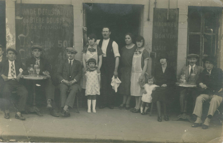 Groupe posant devant le café « À la renommée du bon vin » : photographie.