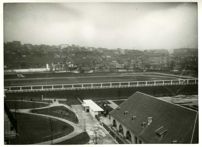 Stade Charles-Auray et alentours vus depuis les habitations à bon marché (HBM) du 32 rue Méhul : photographie noir et blanc.