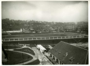 Stade Charles-Auray et alentours vus depuis les habitations à bon marché (HBM) du 32 rue Méhul : photographie noir et blanc.