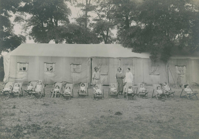 École de Plein-Air. - École provisoire, sieste dans les transats : photographie noir et blanc.