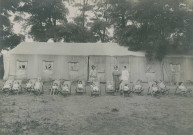École de Plein-Air. - École provisoire, sieste dans les transats : photographie noir et blanc.
