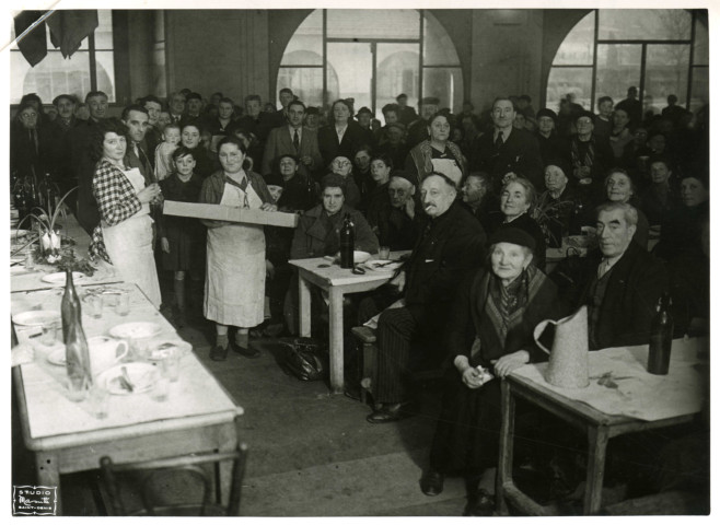 École de Plein-Air, repas de personnes âgées : photographie noir et blanc.
