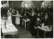 École de Plein-Air, repas de personnes âgées : photographie noir et blanc.
