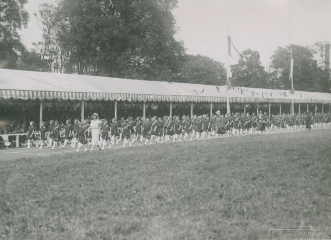 Fête d'éducation physique, défilé des enfants : photographie noir et blanc.