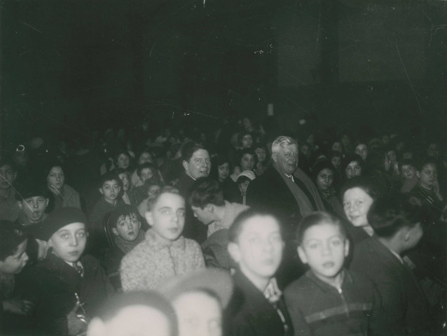 Fête d'éducation physique, groupe d'adultes et d'enfants en intérieur : photographie noir et blanc.