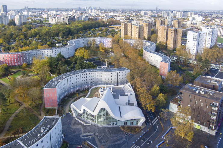Le centre culturel et le centre de santé, à l’extrémité de l’avenue