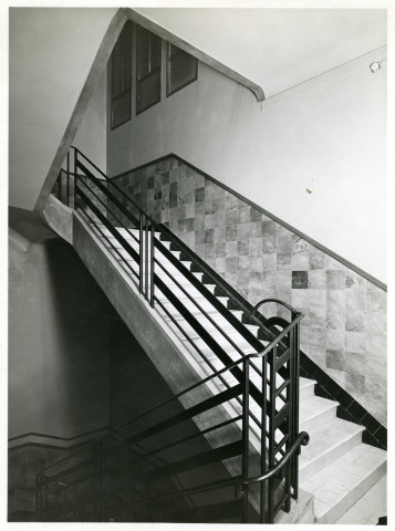 École maternelle de la route des Petits-Ponts, escalier à l'intérieur de l'établissement scolaire : photographie noir et blanc.