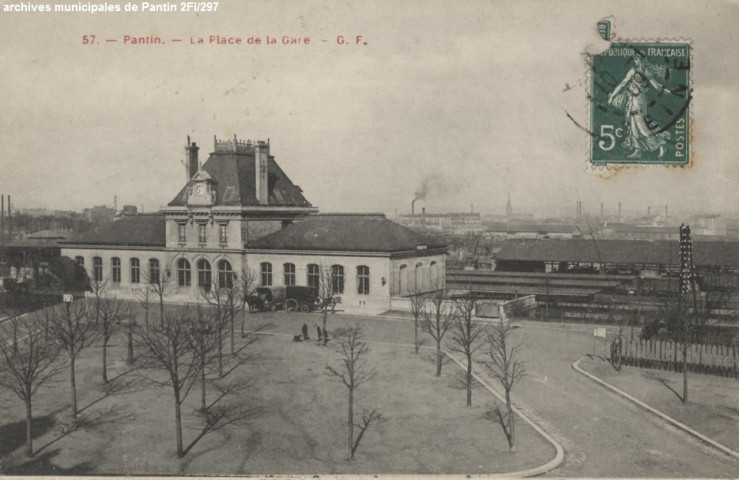 57. Pantin - La place de la gare.
