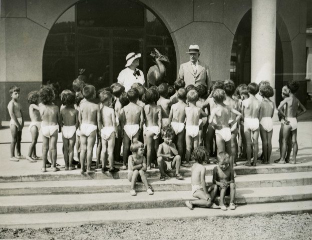 École de Plein-Air, visite de Charles Auray et son épouse : photographie noir et blanc.