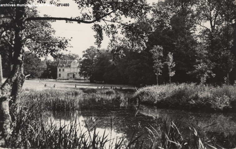 Colonie de vacances de la ville de Pantin à Senailly - Le château vu de l'étang.