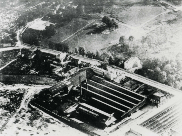 Domaine de la Seigneurie et usine Lavreau, vue aérienne : reproduction d'une photographie noir et blanc.