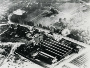 Domaine de la Seigneurie et usine Lavreau, vue aérienne : reproduction d'une photographie noir et blanc.