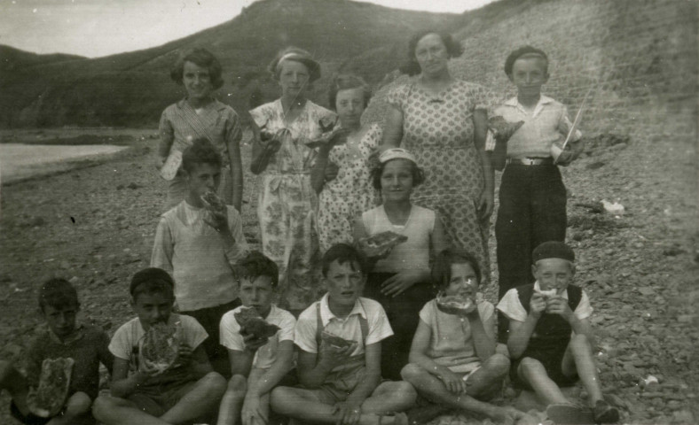 Colonies de vacances dans le nord du Morvan, groupe d'enfants au bord de l'eau : photographie noir et blanc.