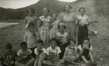 Colonies de vacances dans le nord du Morvan, groupe d'enfants au bord de l'eau : photographie noir et blanc.