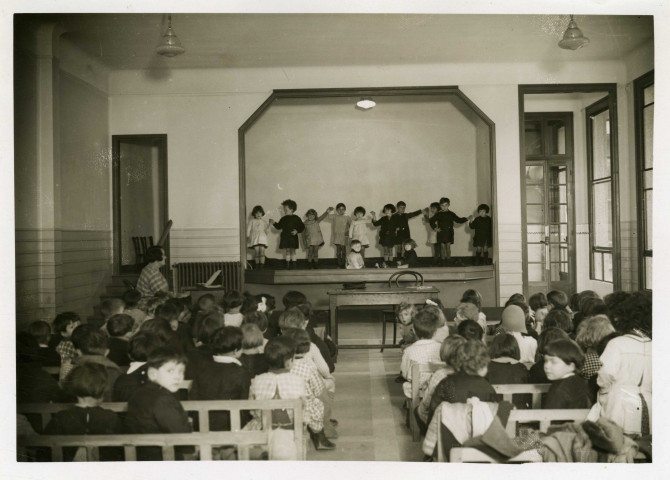 École maternelle de la route des Petits-Ponts, spectacle d'enfants en intérieur : photographie noir et blanc.