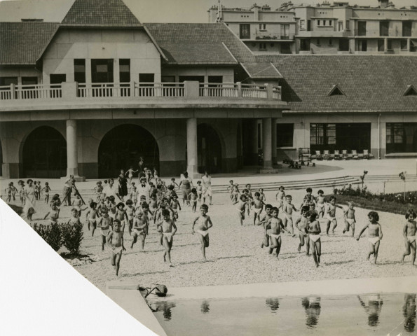 École de Plein-Air, enfants courant vers la baignade : photographie noir et blanc.