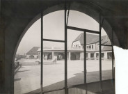 École de Plein-Air, rotonde et cour prises depuis l'intérieur d'une aile du bâtiment : photographie noir et blanc.