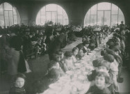 École de Plein-Air, repas en intérieur à l'occasion de la fête d'éducation physique : photographie noir et blanc.