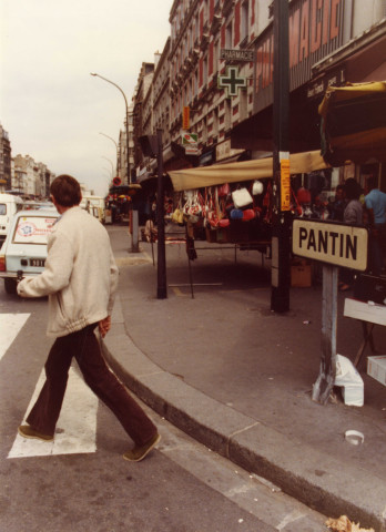 Avenue Jean-Jaurès à l'angle de la rue Magenta : photographie couleur.