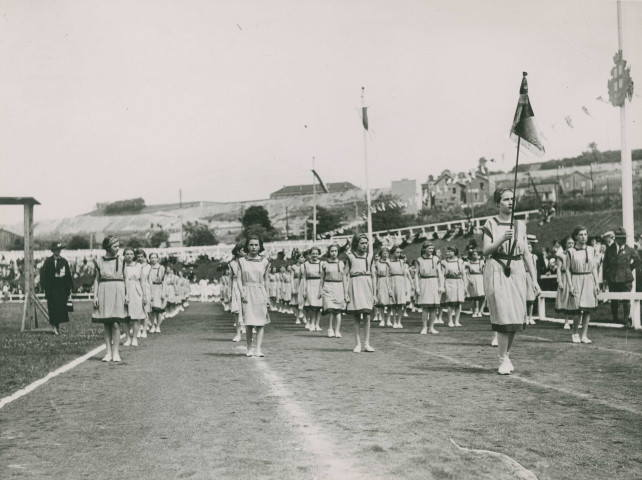 Fête d'éducation physique, défilé des enfants : photographie noir et blanc.