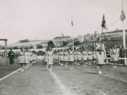 Fête d'éducation physique, défilé des enfants : photographie noir et blanc.