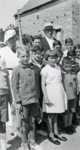 Colonies de vacances dans le nord du Morvan, groupe d'enfants posant avec le maire Charles Auray et son épouse : photographie noir et blanc.