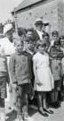 Colonies de vacances dans le nord du Morvan, groupe d'enfants posant avec le maire Charles Auray et son épouse : photographie noir et blanc.