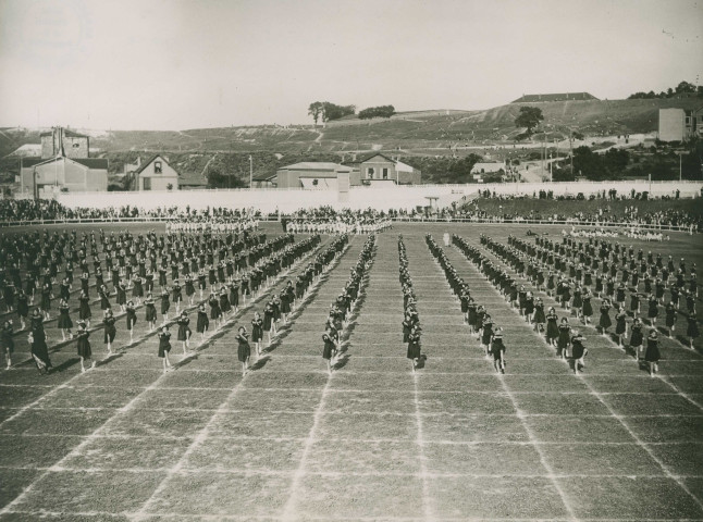 Fête d'éducation physique, mouvements d'ensemble : photographie noir et blanc.
