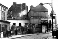 Vue sur l'église Saint-Germain et des commerces de la rue Victor-Hugo : photographie noir et blanc.