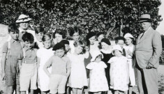 Colonies de vacances dans le nord du Morvan, groupe d'enfants posant avec le maire Charles Auray et son épouse à Molphey - Franceau - Cotâpre : photographie noir et blanc.