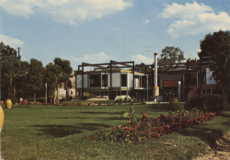 Carte postale de la bibliothèque, au cœur du parc Stalingrad