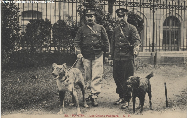 32. Pantin - Les chiens policiers.