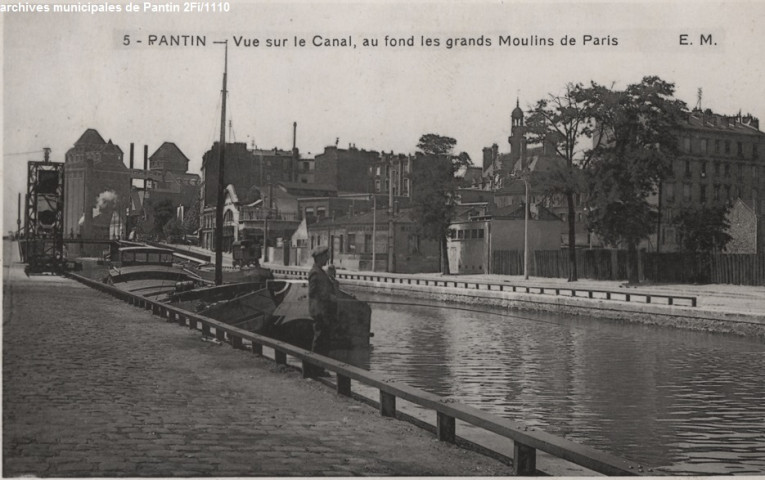 5. Pantin - Vue sur le canal, au fond les Grands Moulins de Paris.