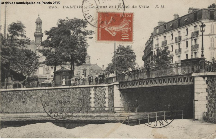 Hôtel de ville et pont de la Mairie.