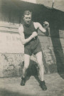 Entraînement du boxeur Raymond Camos en extérieur au Ring de Pantin : photographie noir et blanc.