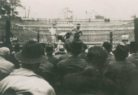 Combat de boxe sur un ring en extérieur : photographie noir et blanc.