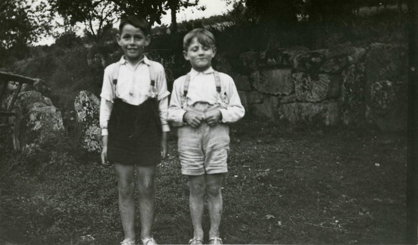 Colonies de vacances dans le nord du Morvan, groupe d'enfants : photographie noir et blanc.