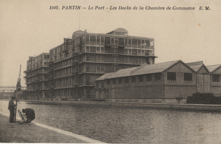 Carte postale figurant l'un des deux magasins de la chambre de commerce de Paris, édifié sur l’ancien canal remblayé